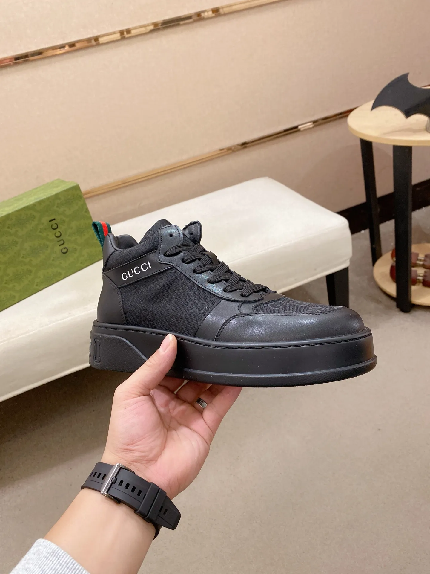 Factory price: 442💰 (GUCCI) The latest model from the official website🎁🎁Casual and fashionable men's shoes👟, hot style💥The style is simple and elegant, exclusive for trendy men. Unique official website's latest brand elements👑original Gucci decoration, fashionable and generous, the fabric is original cowhide ✅sheepskin lining, the official website specifies wear-resistant casual outsole, the classic model is taken in kind at the counter🎬38-44 (can be customized for 45 non-refundable)